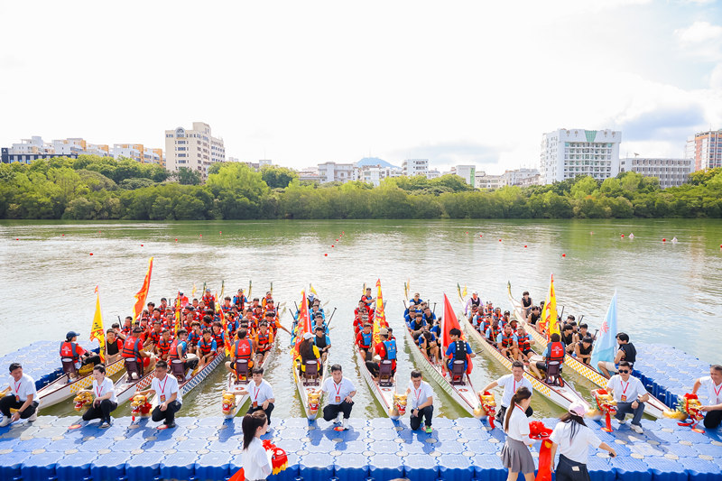 Ceremonia de apertura de la carrera de botes dragón.