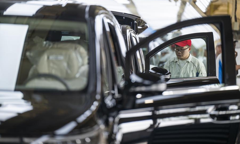 Un trabajador trabaja en una línea de ensamblaje de Voyah, una marca china de vehículos eléctricos de nueva energía (NEV), en Wuhan, provincia de Hubei, en el centro de China, el 9 de abril de 2025. (Foto: Xinhua)