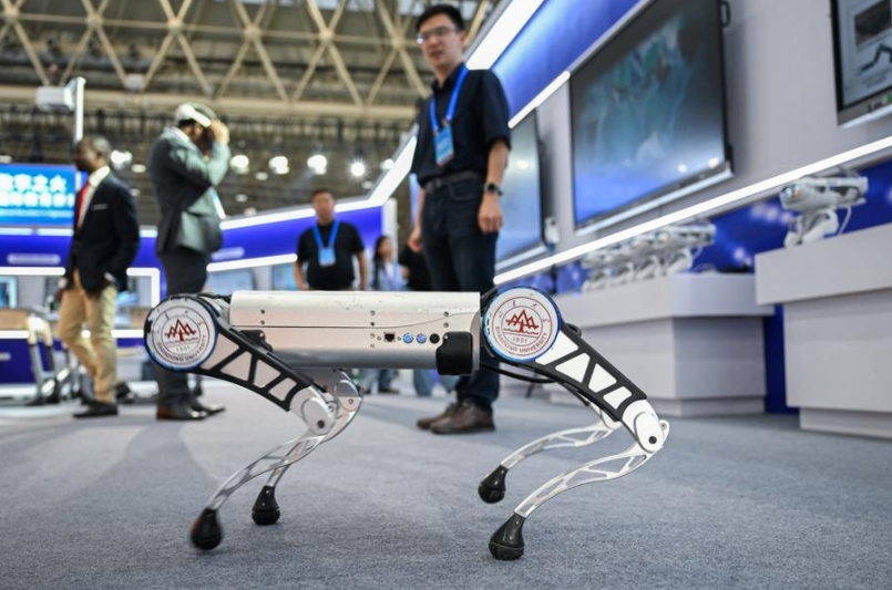 Esta foto del 14 de mayo de 2025 muestra un perro robótico en la Exposición de Logros en Educación Digital de la Conferencia Mundial de Educación Digital 2025, en Wuhan, provincia de Hubei, en el centro de China. (Xinhua/Du Zixuan)