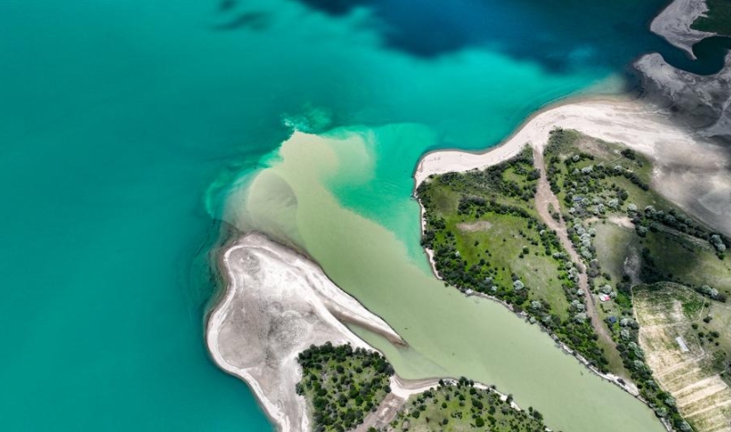 Esta fotografía aérea del 28 de mayo de 2025 muestra el lago Basum Tso en Nyingchi, en la región autónoma de Xizang, suroeste de China. (Xinhua/Jigme Dorje)