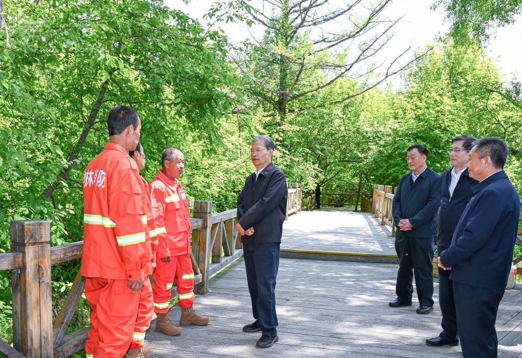 Máximo legislador de China pide a asambleas populares impulsar desarrollo y reforma