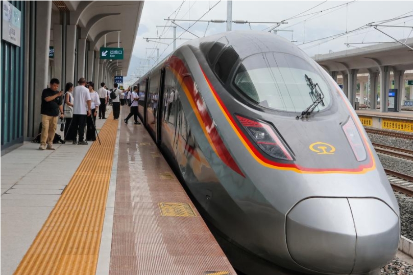 Un tren de alta velocidad llega a la estación ferroviaria de Qianjiang, en la sección de Chongqing del ferrocarril de alta velocidad Chongqing-Xiamen, en Chongqing, en el suroeste de China, el 27 de junio de 2025. (Xinhua/Lei Mingyu)