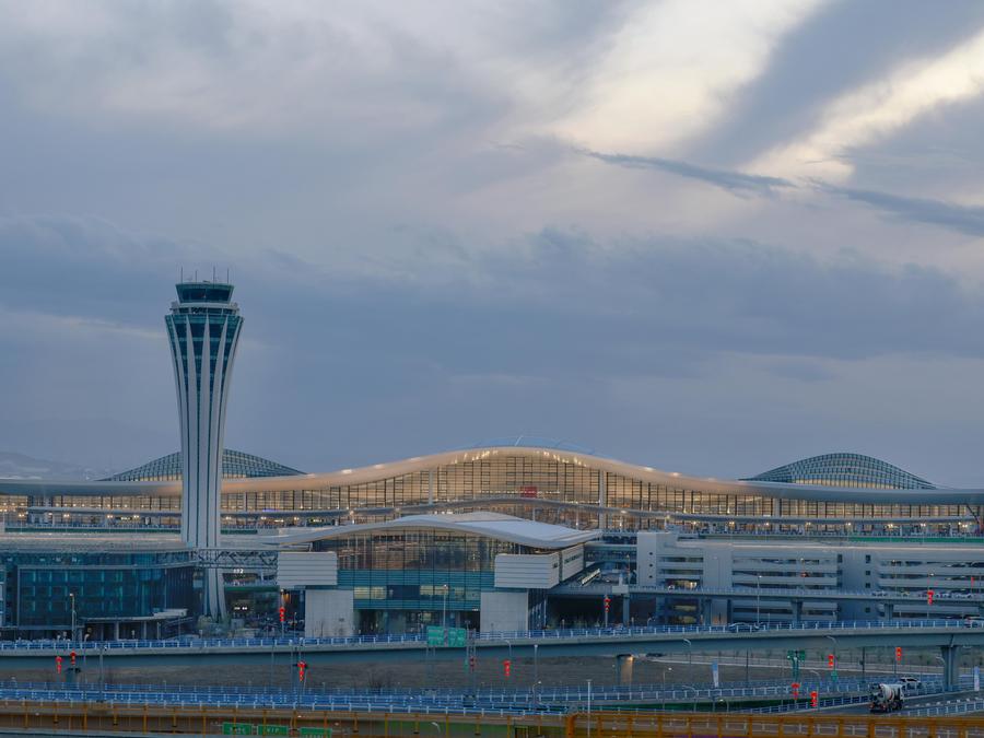 Imagen de una nueva terminal del Aeropuerto Internacional Tianshan, en Urumqi, capital de la región autónoma uygur de Xinjiang, en el noroeste de China, el 15 de abril de 2025. (Xinhua/Wang Fei)
