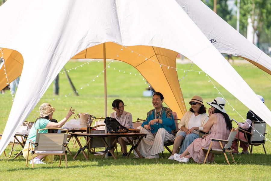 Turistas acampan en un parque de humedales en Changsha, capital de la provincia central china de Hunan, el 30 de mayo de 2025. (Xinhua/Chen Sihan)