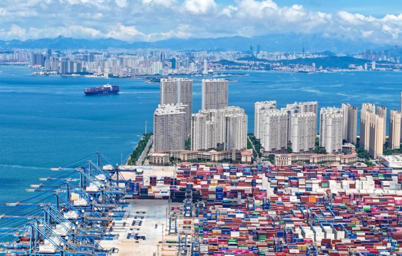 Vista aérea de un buque portacontenedores acercándose al puerto de Qingdao, en la provincia de Shandong, en el este de China, el 8 de julio de 2025. (Xinhua/Zhang Jingang)