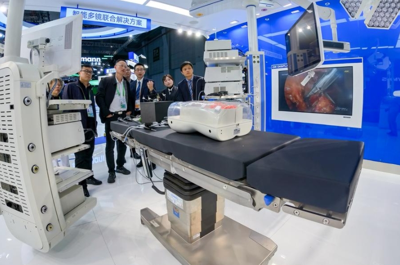 Imagen de archivo de personas visitando el área de Exhibición de Equipo Médico y Productos para el Cuidado de la Salud durante la VII Exposición Internacional de Importaciones de China (CIIE, por sus siglas en inglés), en Shanghai, en el este de China. (Xinhua/Zhang Cheng)