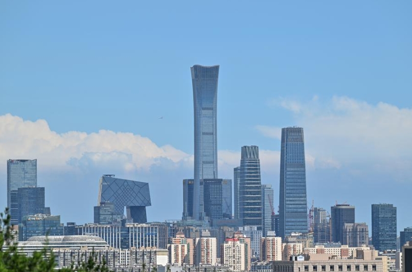 La foto, tomada desde la colina Jingshan el 12 de agosto de 2024, muestra los rascacielos del distrito comercial central de Beijing, capital de China. (Xinhua/Li Xin)