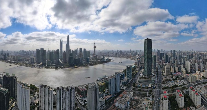 La foto aérea panorámica, tomada el 10 de enero de 2023, muestra el área de Lujiazui en la Zona Piloto de Libre Comercio de China (Shanghai) en Shanghai, en el este de China. (Xinhua/Fang Zhe)