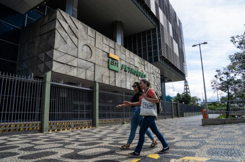 Imagen del 1 de marzo de 2024 de peatones caminando frente a la sede de la compa?ía petrolera Petrobras en Río de Janeiro, Brasil. (Xinhua/Wang Tiancong)