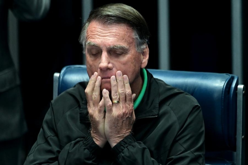 El expresidente brasile?o Jair Bolsonaro (2019-2022) reacciona mientras asiste a una sesión especial en el Senado en Brasilia, la capital de Brasil, el 17 de julio de 2025. (Xinhua/Lucio Tavora)