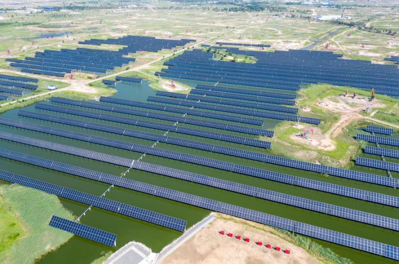 Panorámica aérea del Proyecto de Demostración Fotovoltaica en la Superficie del Agua Xinghuo del yacimiento petrolífero de Daqing, en la provincia de Heilongjiang, en el noreste de China, el 8 de agosto de 2024. (Xinhua/Zhang Tao)