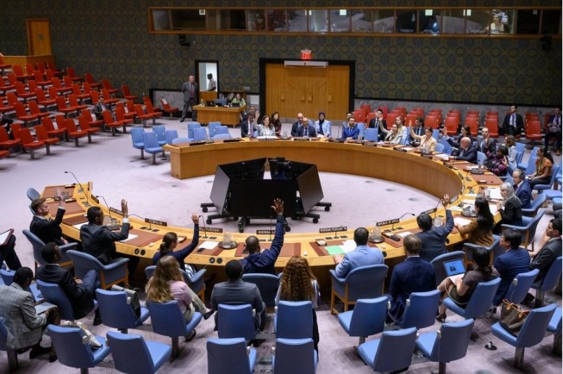 Imagen del del 15 de julio de 2025 de representantes votando sobre un proyecto de resolución durante una reunión del Consejo de Seguridad, en la sede de la ONU, en Nueva York. (Xinhua/Loey Felipe/ONU)