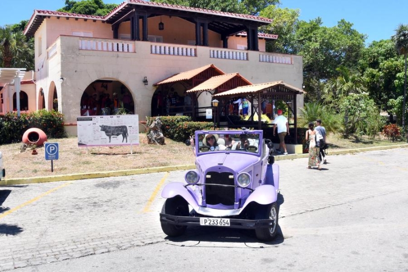 Imagen del 7 de mayo de 2025 de un automóvil antiguo circulando por una calle frente a una instalación turística, en Varadero, en la provincia de Matanzas, Cuba. (Xinhua/Joaquín Hernández)