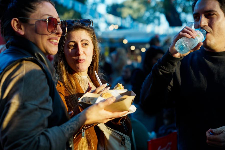 Imagen del 12 de julio de 2025 de personas disfrutando de alimentos, en Buenos Aires, Argentina. (Xinhua/Meng Dingbo) 