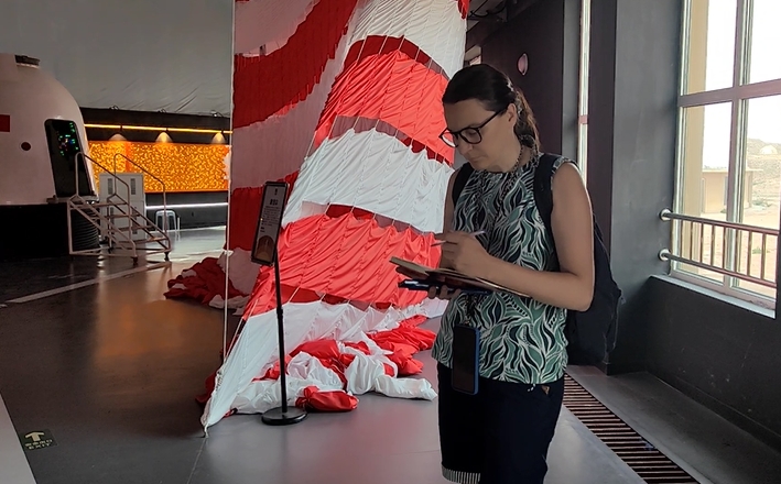 La turista espa?ola Cristina López visita la Base Marte 1 en la ciudad de Jinchang, provincia de Gansu, noroeste de China, el 13 de julio de 2025. (Xinhua/Duo Lei)