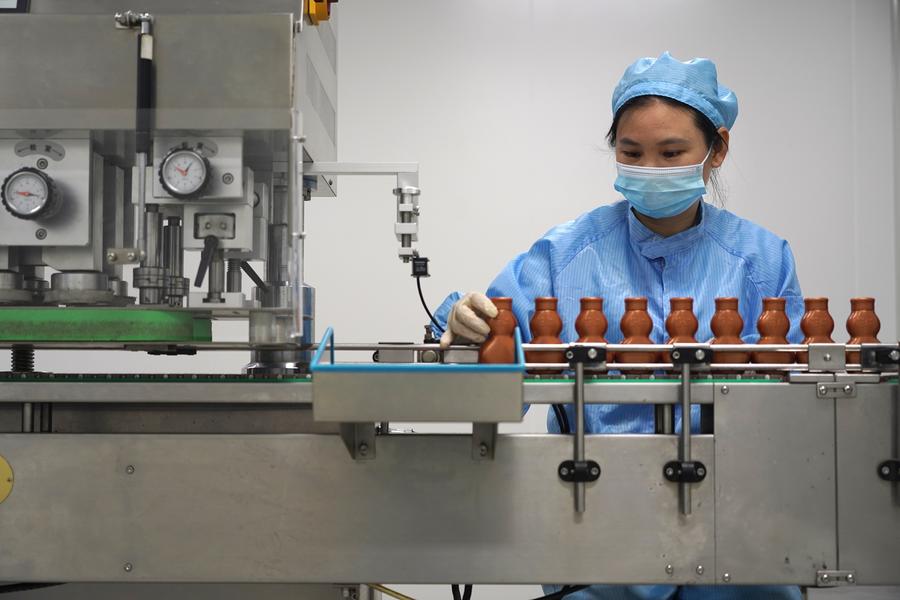Una empleada trabaja en un taller de una compa?ía farmacéutica en Zhangshu, provincia oriental china de Jiangxi, el 8 de julio de 2025. (Xinhua/Wan Xiang)