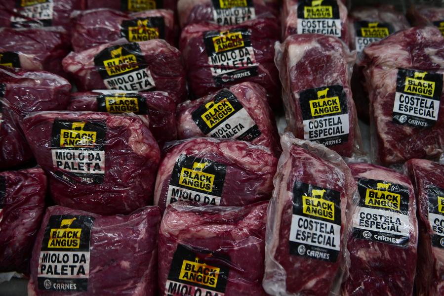 Imagen del 12 de julio de 2025 de paquetes de carne exhibidos para su venta en una vitrina refrigerada en un mercado, en Brasilia, Brasil. (Xinhua/Lucio Tavora)