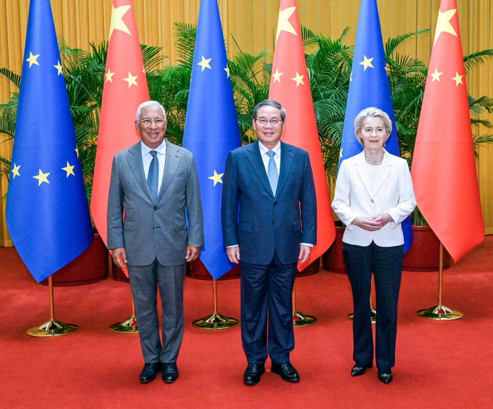 El primer ministro chino, Li Qiang, copreside la 25a Cumbre China-UE con el presidente del Consejo Europeo, Antonio Costa, y la presidenta de la Comisión Europea, Ursula von der Leyen, en el Gran Palacio del Pueblo, en Beijing, capital de China, el 24 de julio de 2025. (Xinhua/Rao Aimin)