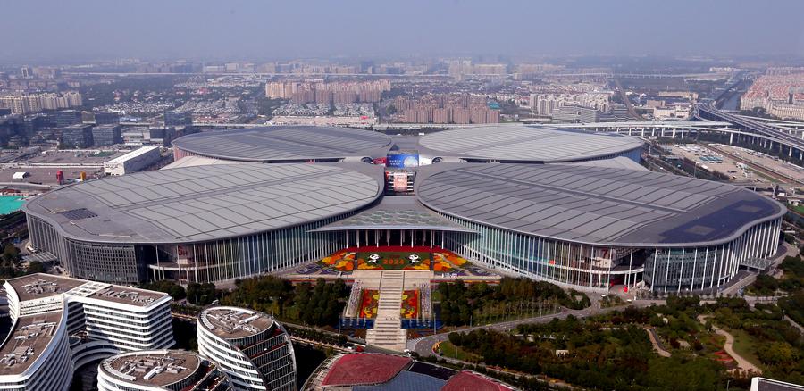 Vista aérea tomada con un dron el 4 de noviembre de 2024 del Centro Nacional de Exposiciones y Convenciones (Shanghai), la sede principal de la VIII Exposición Internacional de Importaciones de China (CIIE, por sus siglas en inglés), en Shanghai, en el este de China. (Xinhua/Fan Jun) 