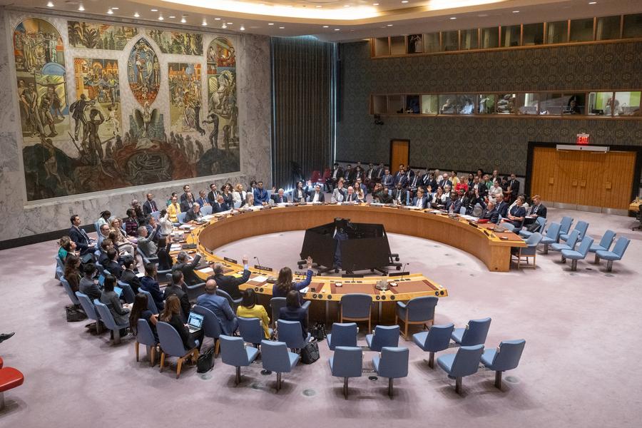 Representantes votan sobre un proyecto de resolución durante una reunión del Consejo de Seguridad de la ONU en la sede de la ONU, en Nueva York, el 22 de julio de 2025. (Xinhua/Eskinder Debebe/ONU)