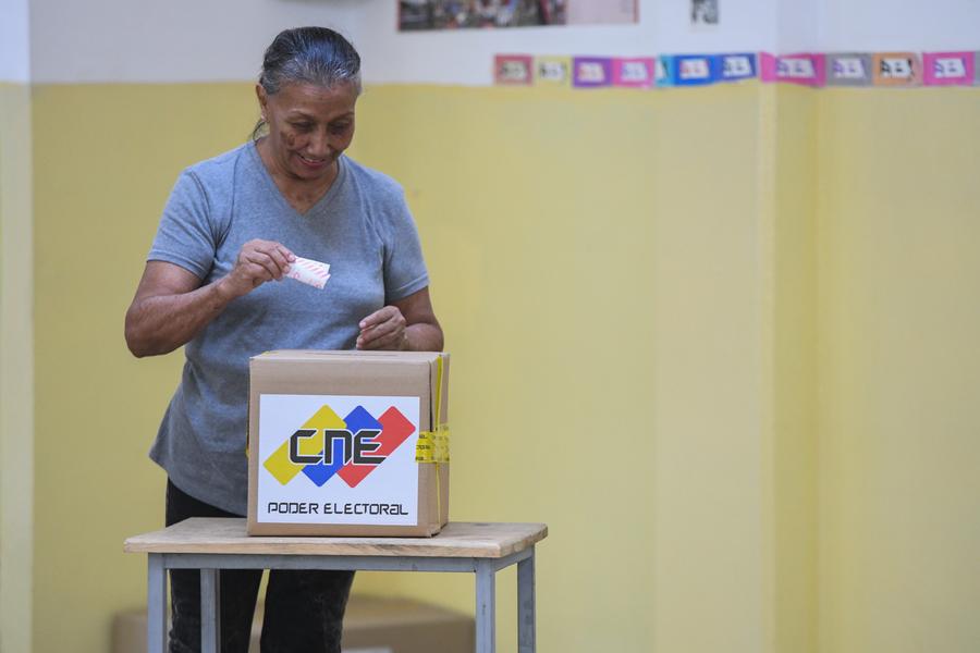 Una mujer emite su voto durante las elecciones municipales, en Caracas, capital de Venezuela, el 27 de julio de 2025. (Xinhua/Marcos Salgado)
