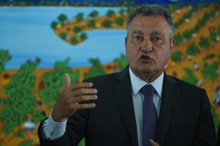 El jefe de Gabinete de Ministros de Brasil, Rui Costa, habla en una conferencia de prensa, en el Palacio de Planalto, en Brasilia, capital de Brasil, el 10 de enero de 2025. (Xinhua/Lucio Tavora) 