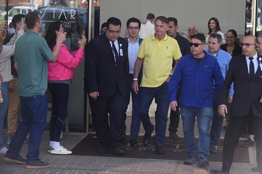 El expresidente brasile?o Jair Bolsonaro (3-d-frente) sale del hospital, en Brasilia, capital de Brasil, el 16 de agosto de 2025. (Xinhua/Lucio Tavora) 