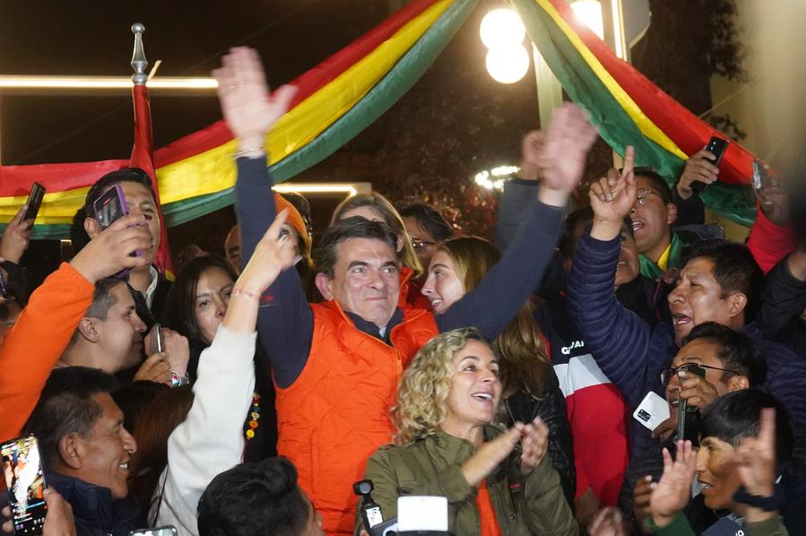 Imagen del 17 de agosto de 2025 del candidato a la Presidencia de Bolivia Rodrigo Paz Pereira (c) reaccionando ante sus simpatizantes después del cierre de urnas de las elecciones presidenciales, en La Paz, Bolivia. (Xinhua/Javier Mamani) 