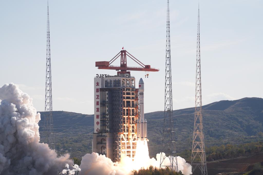 China lanza con éxito nuevo grupo de satélites