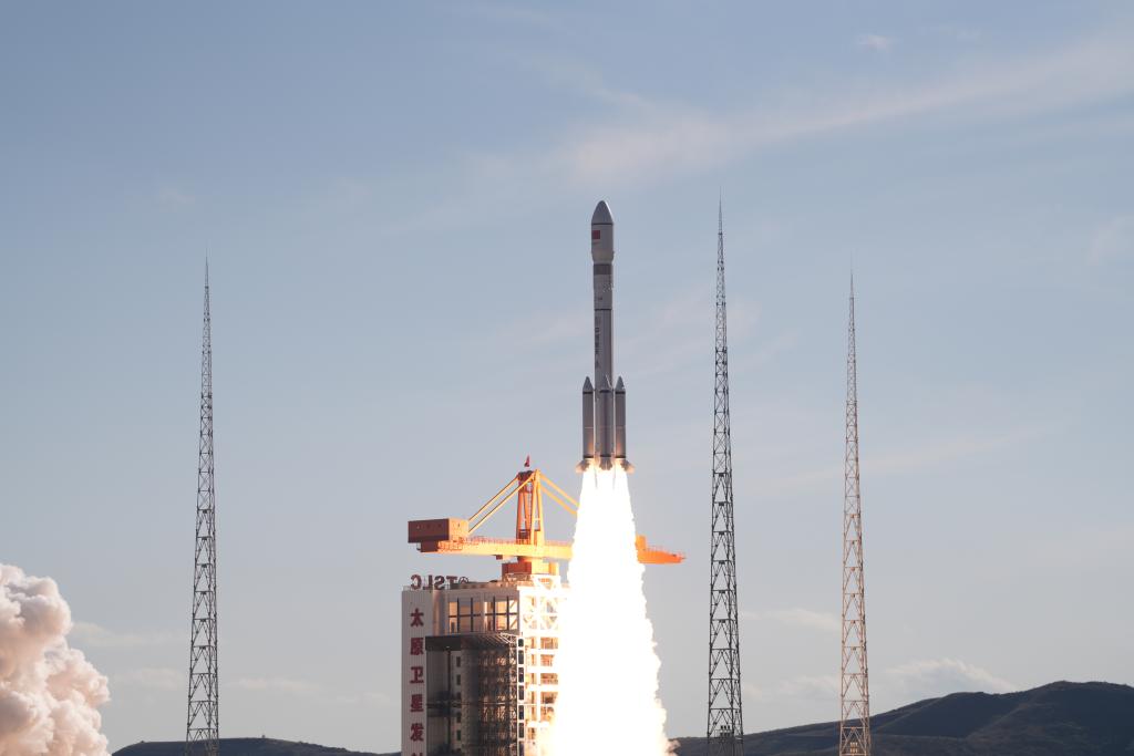 China lanza con éxito nuevo grupo de satélites