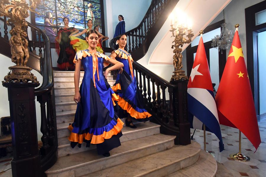 Imagen del 22 de octubre de 2025 de bailarinas del Ballet Espa?ol de Cuba realizando una presentación luego de una conferencia de prensa sobre el anuncio oficial de una gira de la compa?ía por China, en la Embajada de China en Cuba, en La Habana, capital de Cuba.  (Xinhua/Joaquín Hernández) 